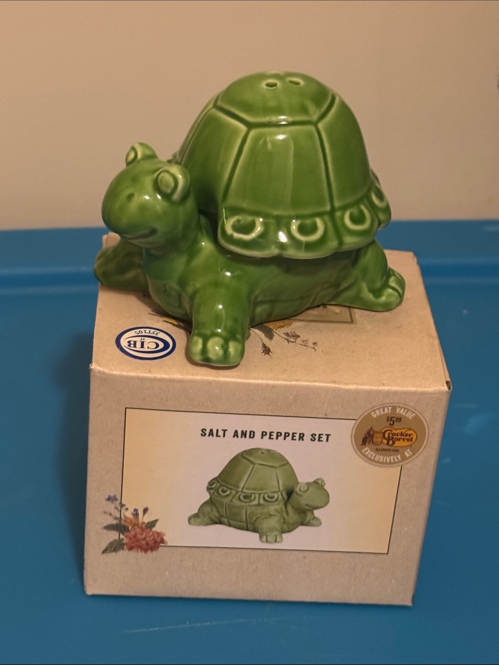 Cracker Barrel Ceramic Green Frog 2 PC stacking salt and pepper shaker set